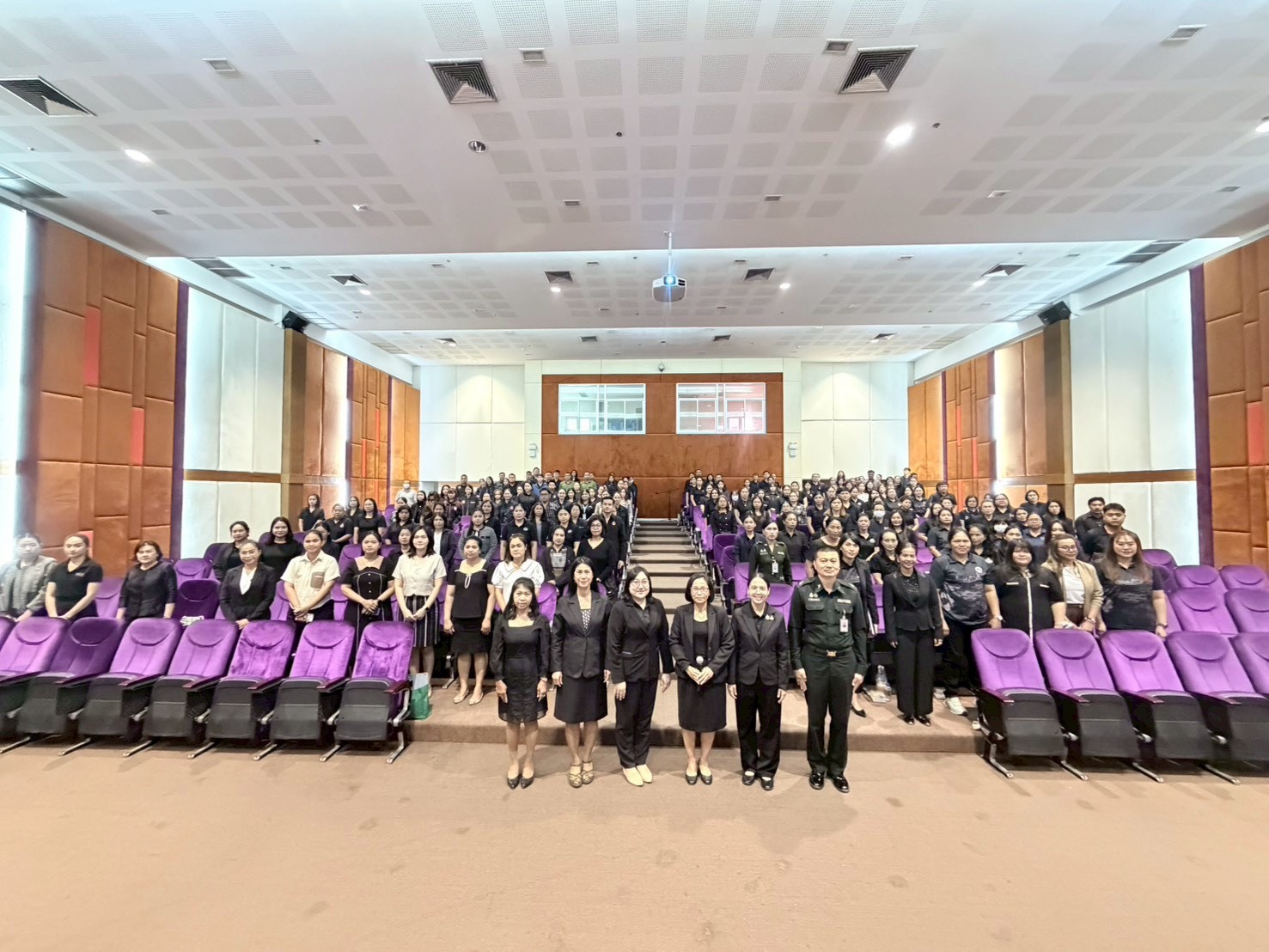 title - ปฏิรูปที่ดินจังหวัดเพชรบุรี มอบหมายให้ นางสาวนงลักษณ์ เล็กน้อย เจ้าพนักงานธุรการชำนาญงาน และ นางสาวขวัญใจ เพชรสวน นักวิชาการปฏิรูปที่ดินชำนาญการ ร่วมโครงการฝึกอบรม หลักสูตร 